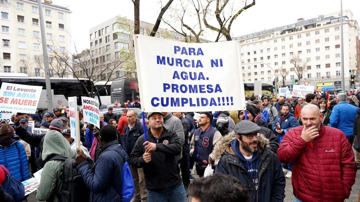 Regantes de Murcia, en la protesta por el Trasvase la semana pasada en Madrid.