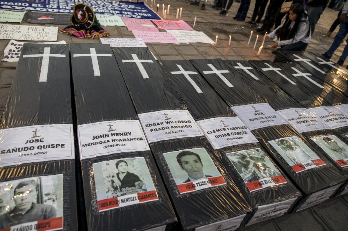 Vigilia en recuerdo de los fallecidos en las protestas en Perú, el miércoles en la ciudad de Ayacucho, en los Andes.