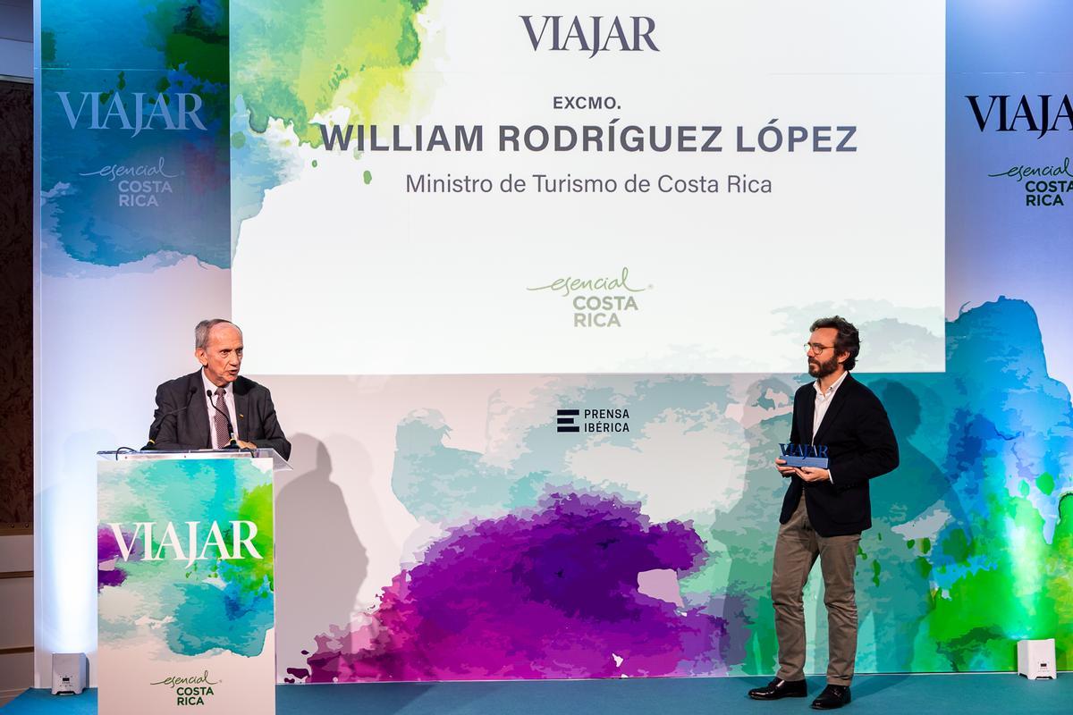 El consejero delegado de Prensa Ibérica, Aitor Moll, hace entrega del premio al Ministro de Turismo de Costa Rica, William Rodríguez López.