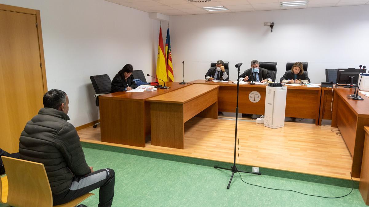 Un acusado de abusar de su hijo invidente de 9 años en un bar de Alicante aduce que estaba borracho