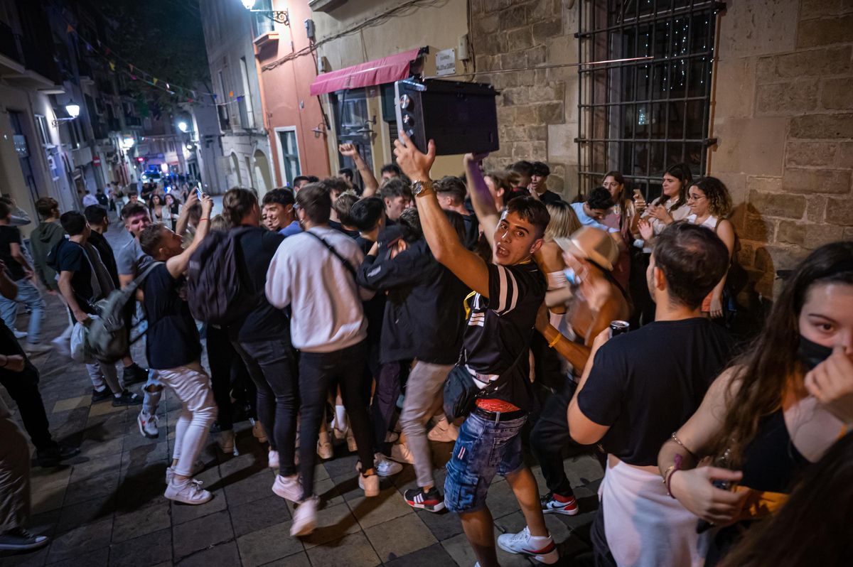 Varios jóvenes participan en un botellón en Barcelona. Varios jóvenes participan en un botellón en Barcelona.
