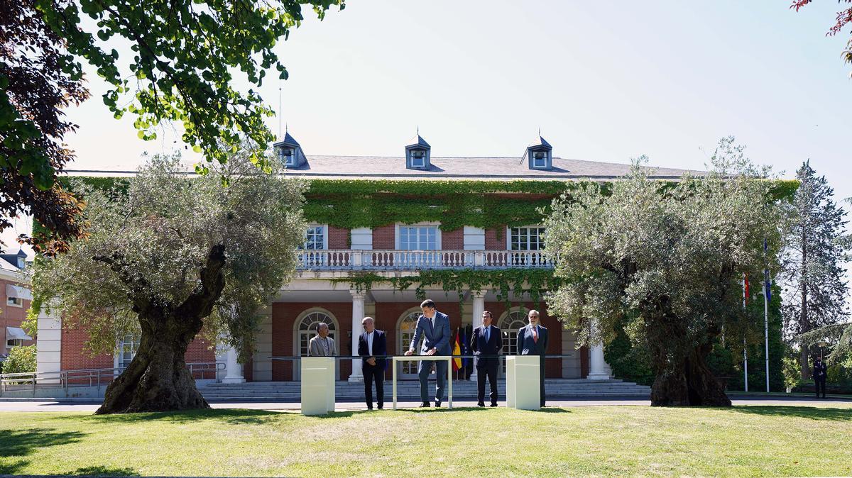 El presidente del Gobierno y los líderes de sindicatos y patronales firman el acuerdo de pensiones el pasado 1 de julio en La Moncloa El presidente del Gobierno y los líderes de sindicatos y patronales firman el acuerdo de pensiones el pasado 1 de julio en La Moncloa