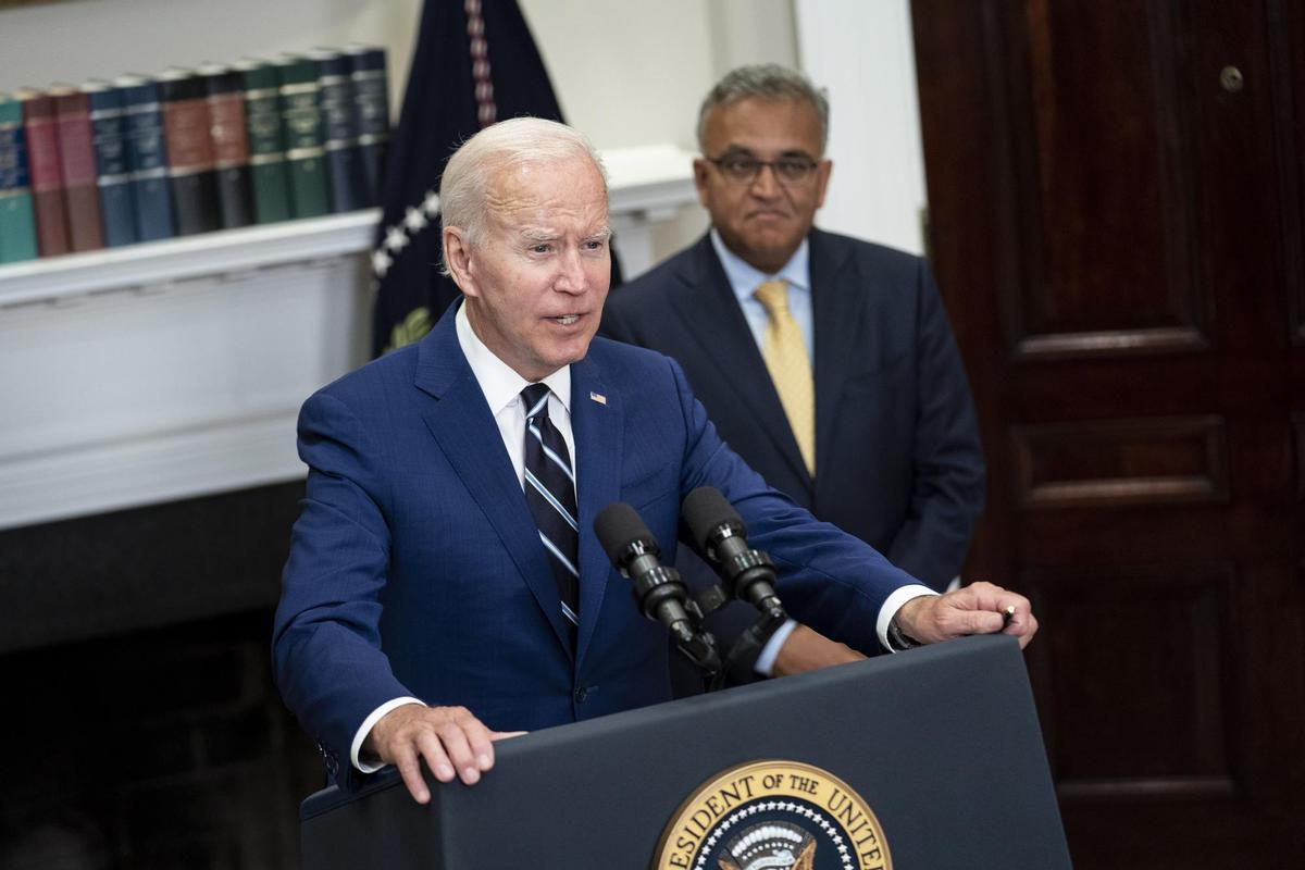 Joe Biden plantea eliminar tres meses el impuesto federal a la gasolina