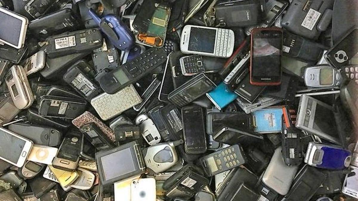 Cientos de móviles acumulados sin una segunda vida.