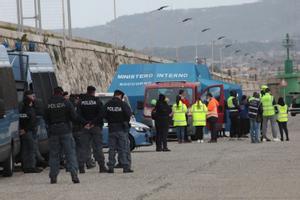 Reggio Calabria (Italia). Agentes de la policía italiana atienden a inmigrantes rescatados en el Mediterráneo este sábado en las costas del país,EFE/EPA/MARCO COSTANTINO