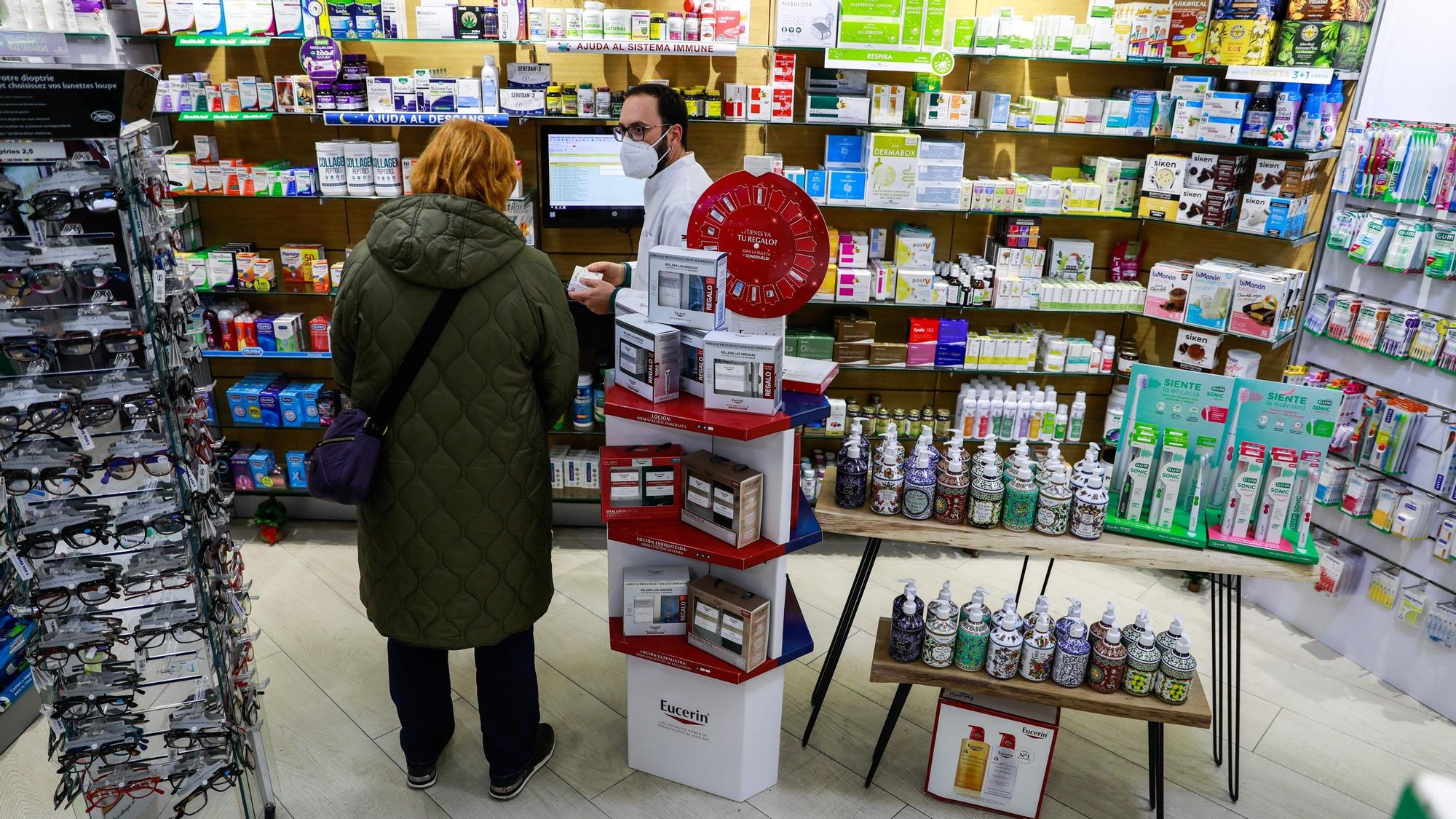 Los farmacéuticos de Barcelona estallan: 200 euros menos que en Soria o | El Periódico de
