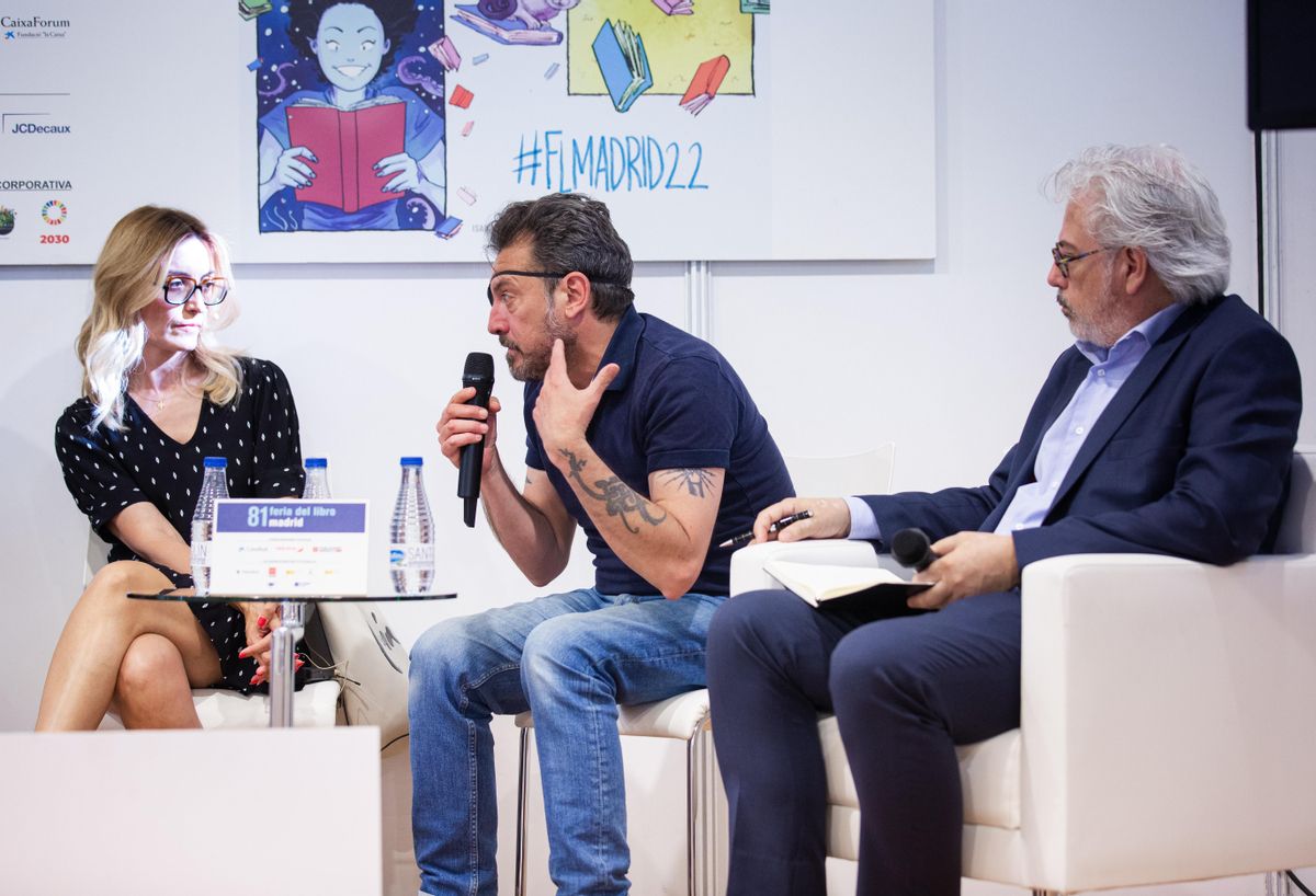 La agente literaria Palmira Márquez, el escritor Ray Loriga y Álex Sàlmon, director de ’abril’, en un momento de la charla. La agente literaria Palmira Márquez, el escritor Ray Loriga y Álex Sàlmon, director de ’abril’, en un momento de la charla.