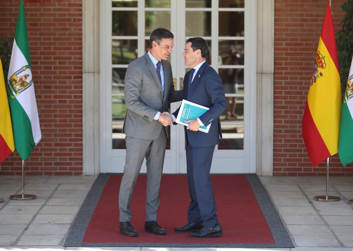El presidente del Gobierno, Pedro Sánchez (i), recibe al presidente de la Junta de Andalucía, Juanma Moreno Bonilla (d), en el Palacio de La Moncloa, a 28 de julio de 2022, en Madrid (España). El presidente del Gobierno, Pedro Sánchez (i), recibe al presidente de la Junta de Andalucía, Juanma Moreno Bonilla (d), en el Palacio de La Moncloa, a 28 de julio de 2022, en Madrid (España).