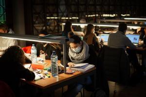 Alumnos en la sala de estudios de la Facultad de Filología y Comunicación de la Universidad de Barcelona
