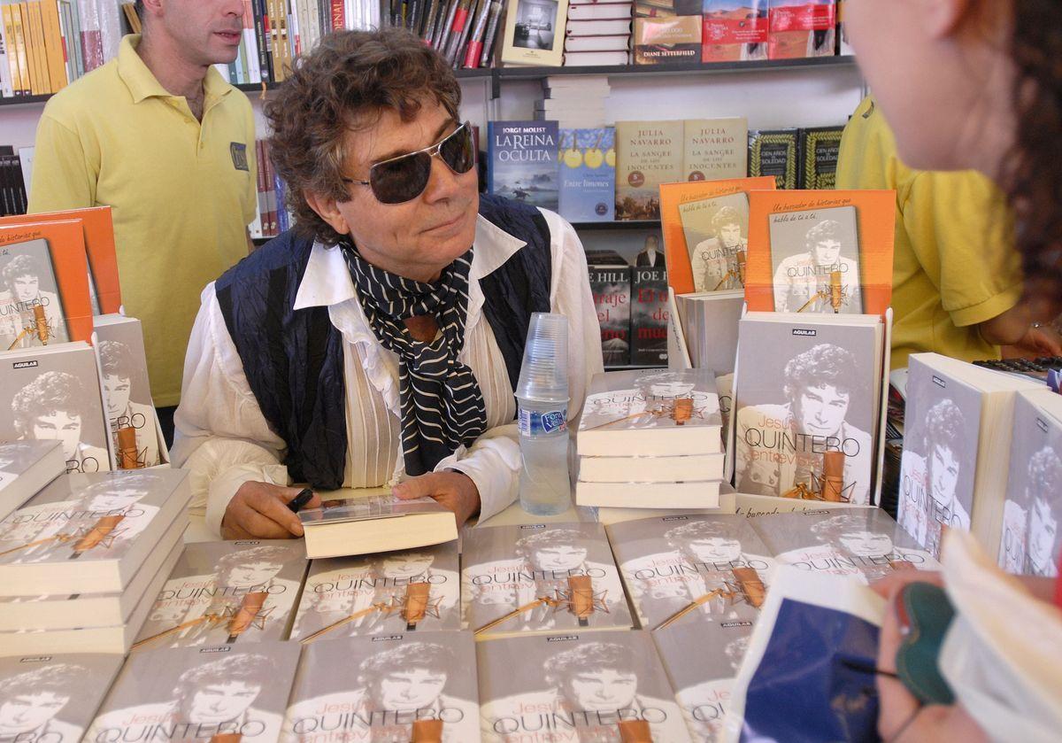 El periodista Jesús Quintero durante una firma de ejemplares en la Feria del Libro de Madrid.