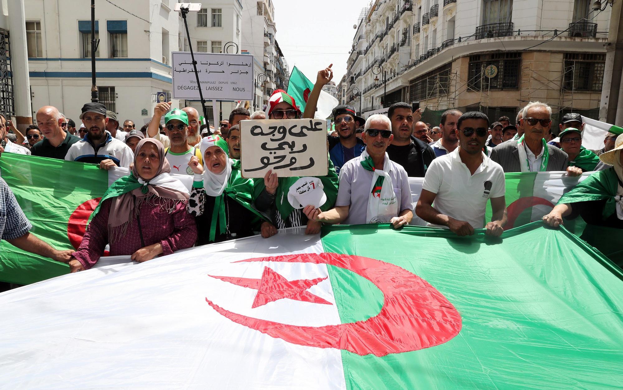 Reclami interni spingono l’Algeria a revocare il blocco alla Spagna: “C’è un sit-in davanti al ministero”