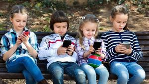 Casi el 70% de los niños reciben un móvil antes de los 9 años