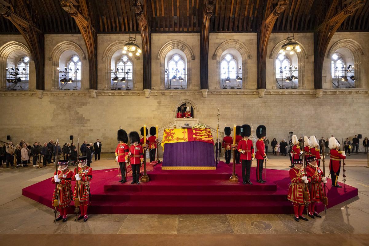 El cuerpo de la reina Isabel II yace en el Westminster Hall de Londres 
