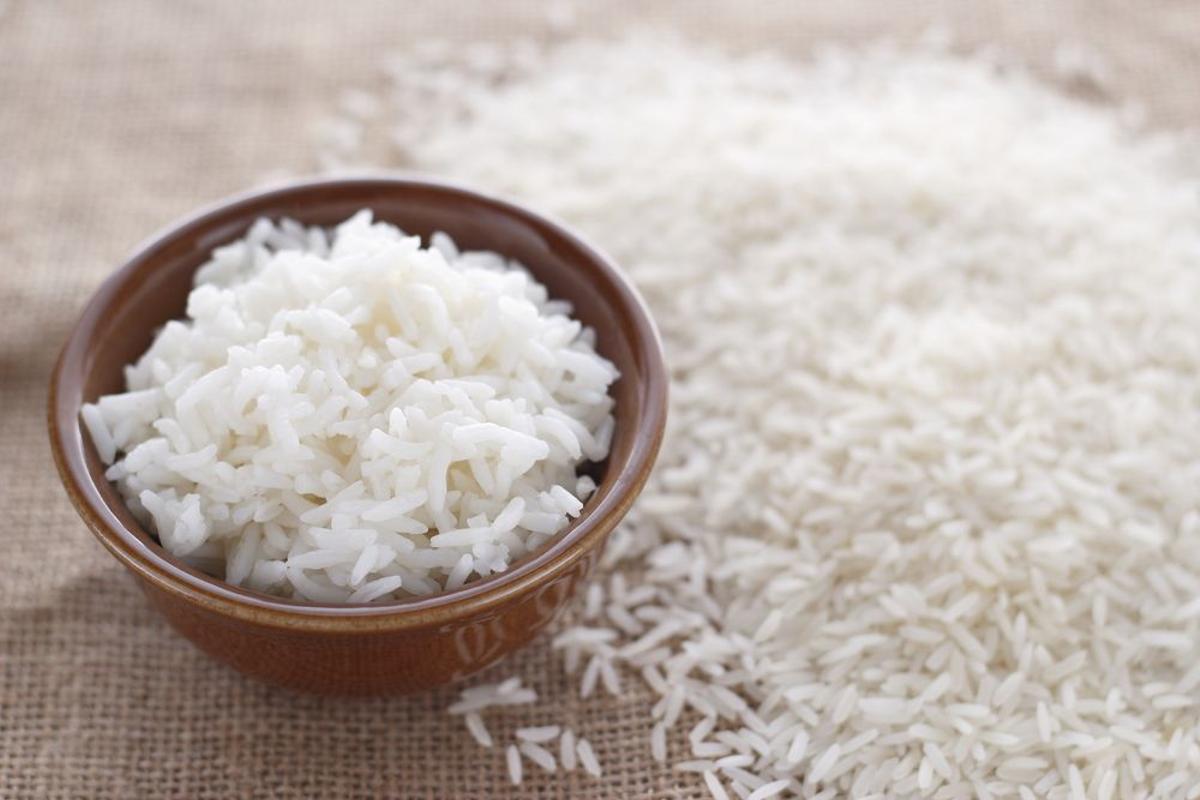 El truco definitivo para que el arroz blanco no se apelmace