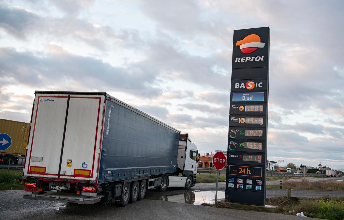 Un camión pasa al lado de una gasolinera situada en la A4, el día que entró en vigor la rebaja de 20 céntimos en el litro de la gasolina, a 1 de abril de 2022, en Ciudad Real.