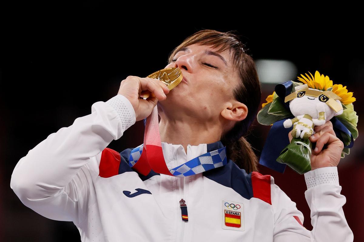 Sandra Sánchez besa la medalla de oro que consiguió en Tokio.