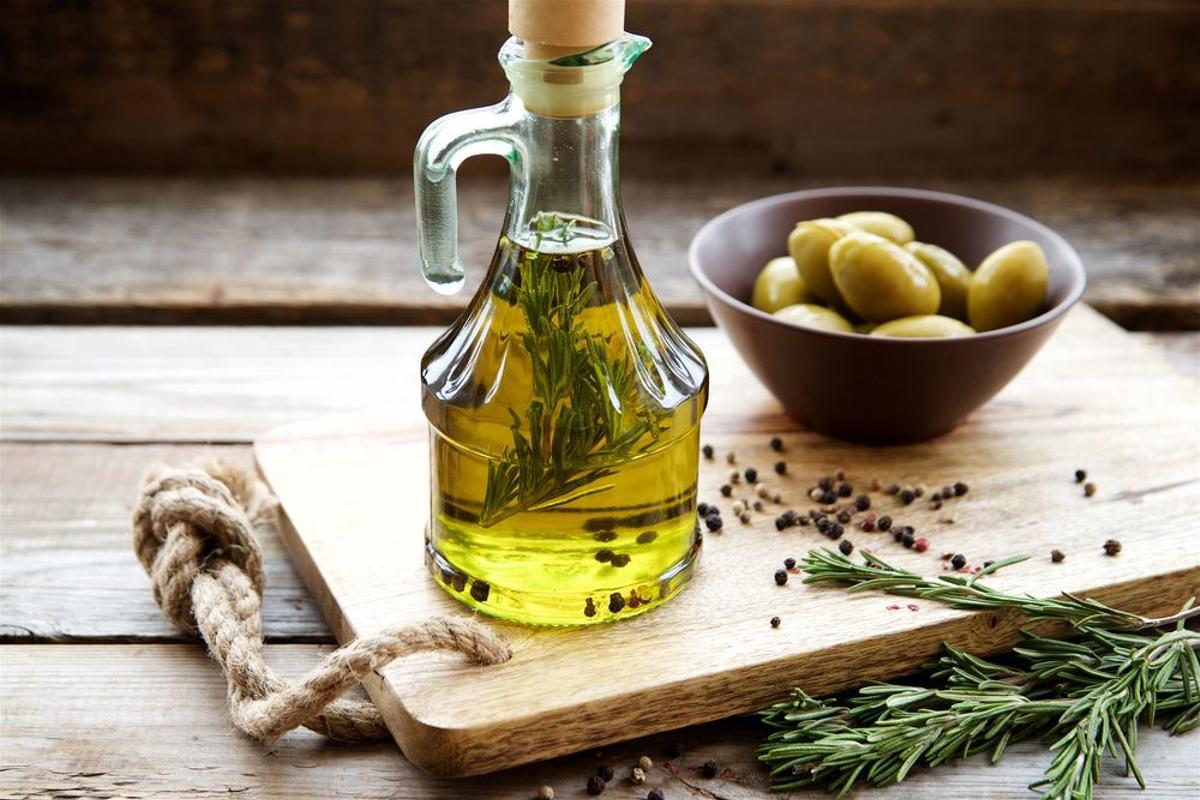 Aceite de oliva, ¿cuál es el consumo diario que ayuda a alargar la vida?
