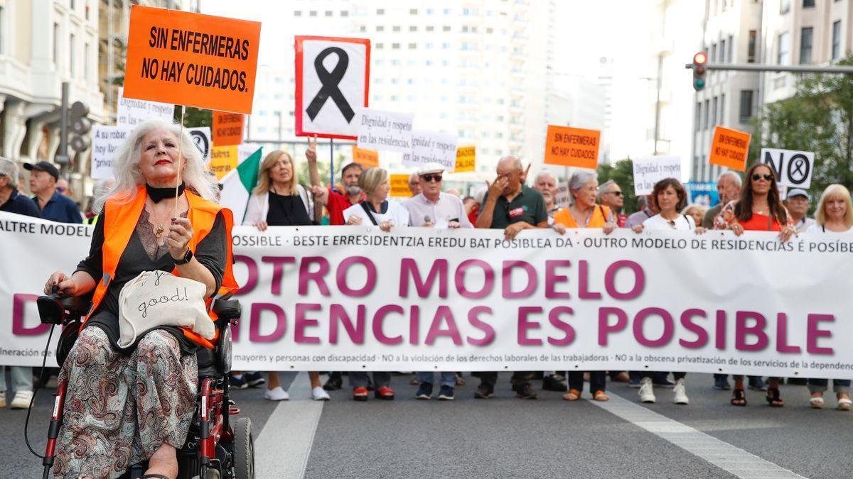 Miles de personas exigen en Madrid un cambio en el modelo de gestión de las residencias de mayores