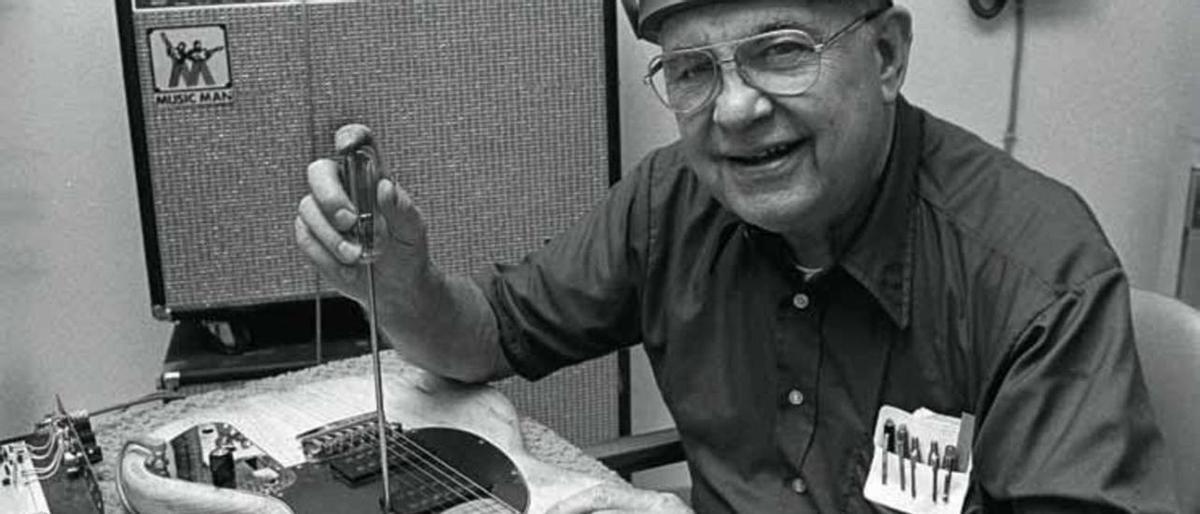 Leo Fender en su taller. Leo Fender en su taller.