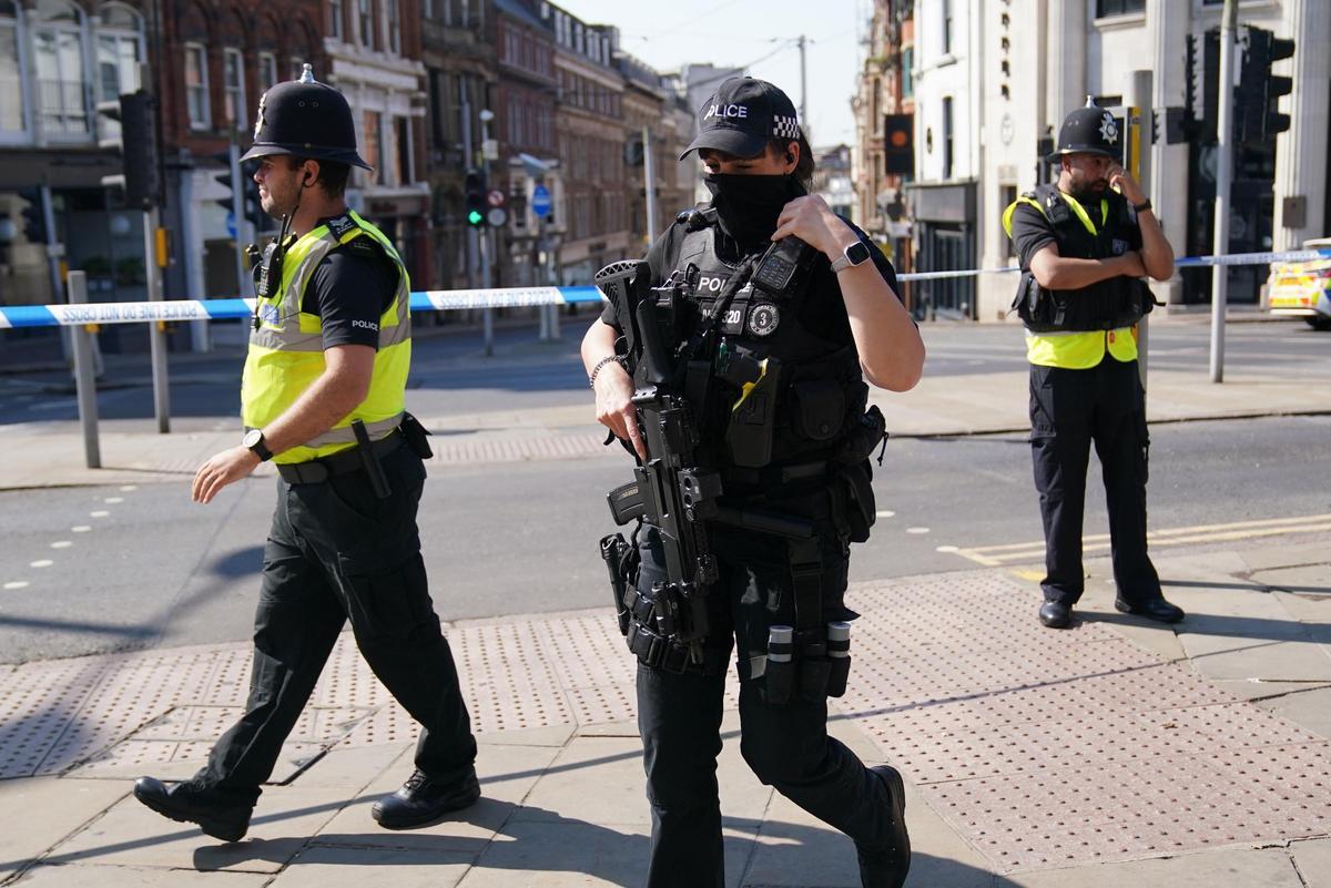 Alerta en Nottingham: un "incidente grave" en varias calles deja tres muertos, tres heridos y un detenido | El Periódico de España