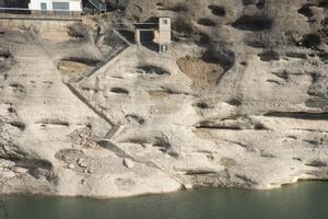 Nivel este miércoles del pantano de Vadiello, principal fuente de suministro de agua de Huesca, que se encuentra al 28 por ciento. La sequía fuerza a autonomías y municipios a restringir el consumo de agua. EFE/ JAVIER BLASCO