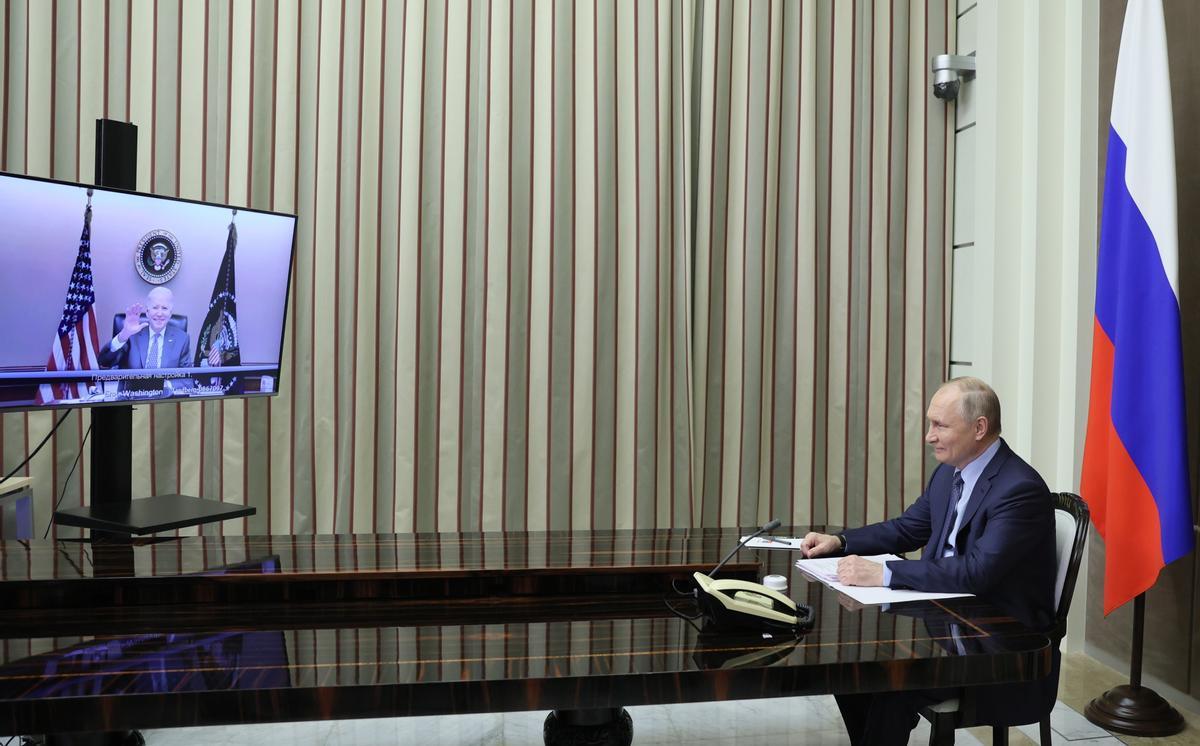 El presidente ruso, Vladimir Putin, habla mediante videoconferencia con el presidente estadounidense, Joe Biden