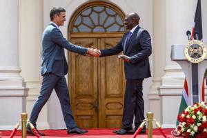 El presidente del Gobierno, Pedro Sánchez, de visita oficial en Kenia, comparece junto al presidente del país, William Ruto. 