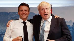 Boris Johnson y Emmanuel Macron se abrazan durante la reunión del G7 en Alemania.