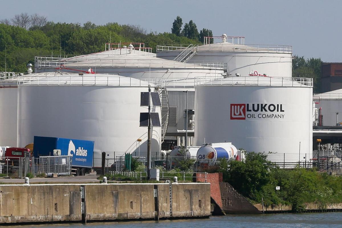 Tanques de petróleo de la compañía rusa Lukoil en las proximidades de Bruselas.