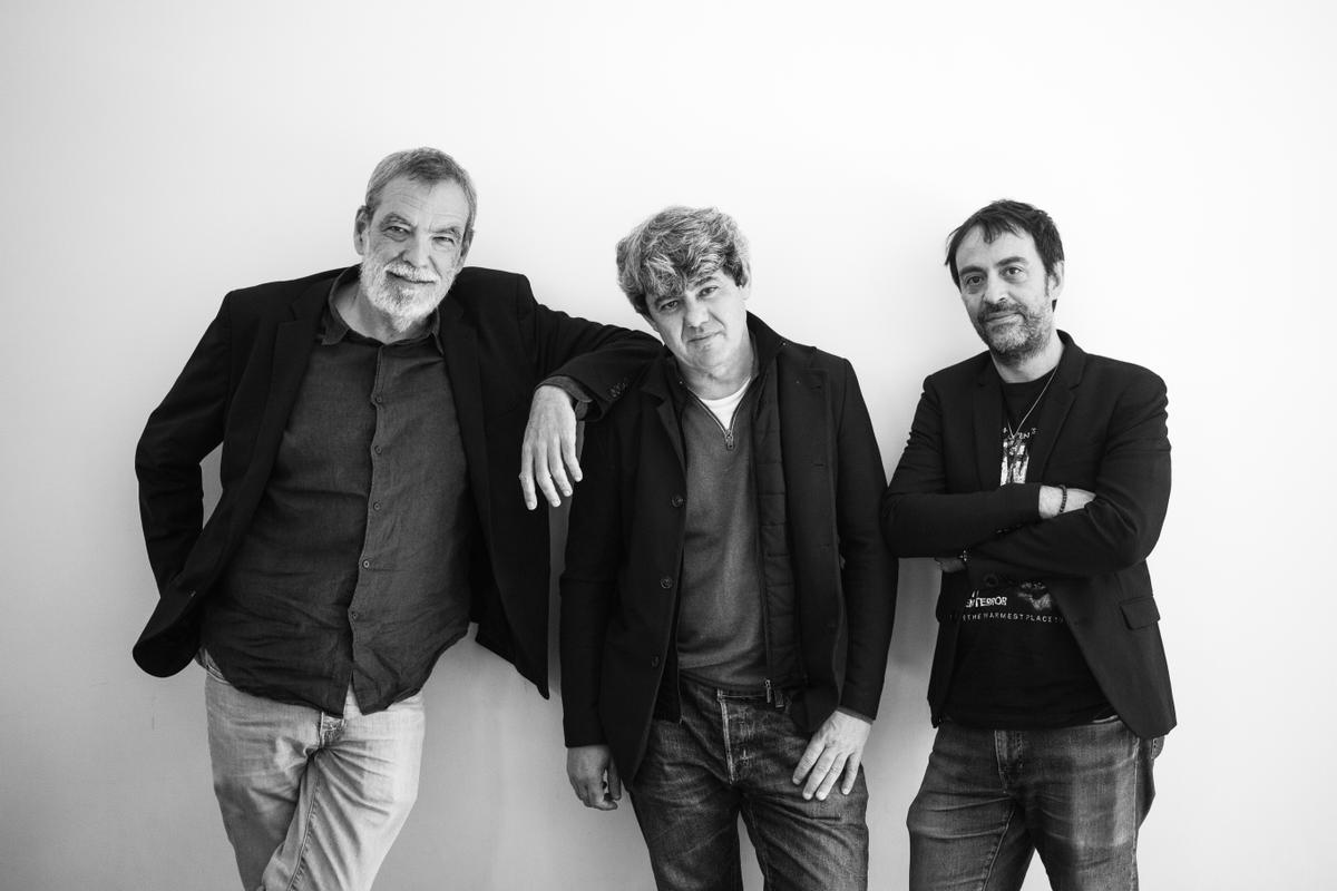 De izda. a dcha., Jorge Díaz, Antonio Mercero y Agustín Martínez, los tres autores que firman con el seudónimo Carmen Mola. 