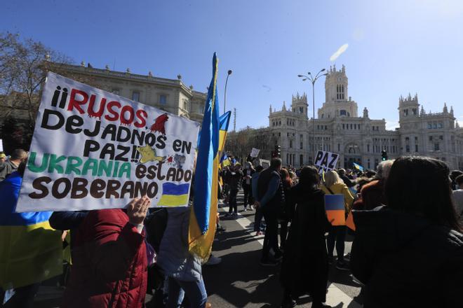 Manifestación contra la guerra de Ucrania en las calles del centro de Madrid este domingo. 
