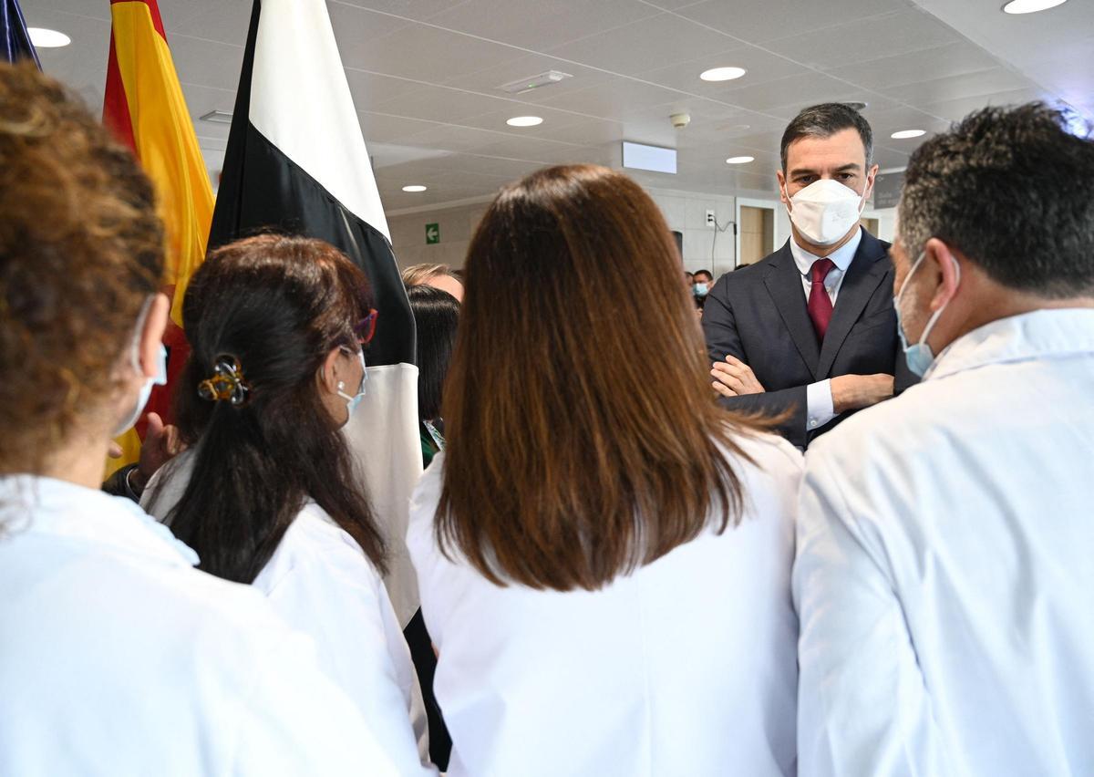 Pedro Sánchez, durante su visita al centro de salud del Tarajal, en Ceuta. Pedro Sánchez, durante su visita al centro de salud del Tarajal, en Ceuta.