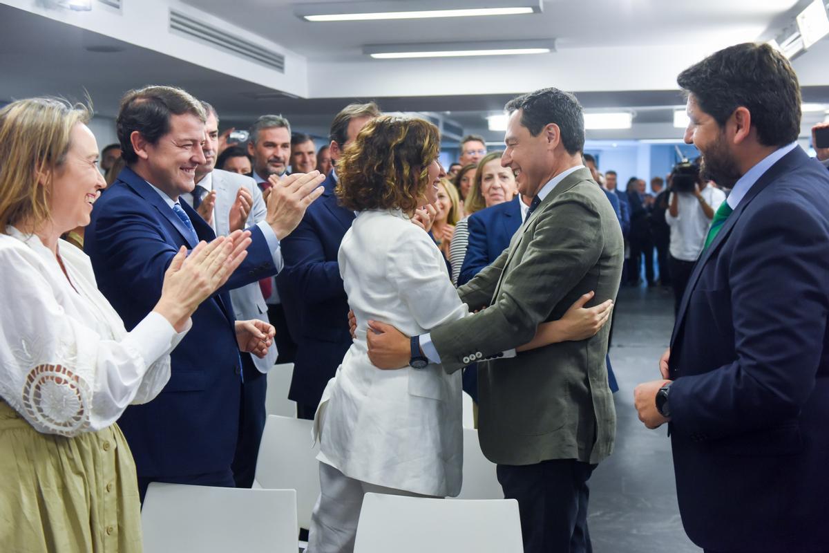 La presidenta de la Comunidad de Madrid, Isabel Díaz Ayuso (i), abraza al presidente del PP andaluz y presidente electo de la Junta de Andalucía, Juanma Moreno (d), a su llegada a una reunión de la Junta Directiva Nacional del PP.