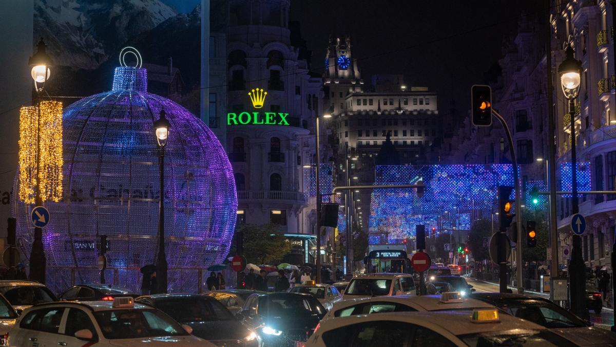 Vista de la confluencia de las calles Gran Vía y Alcalá, en Madrid, minutos después del encendido del alumbrado navideño.