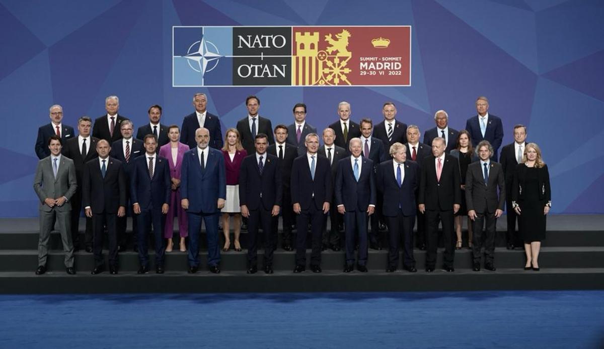 Foto de familia de los jefes de Estado y Gobierno participantes en la cumbre de la OTAN en Madrid.