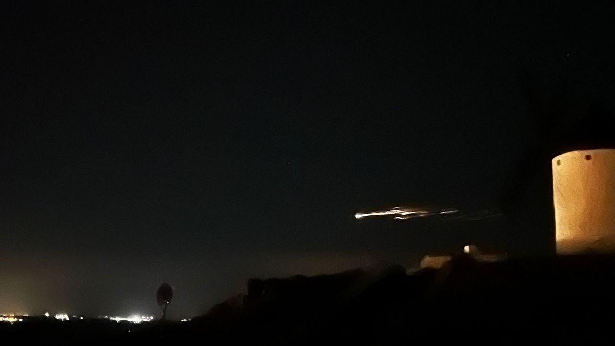 Un meteorito atraviesa el cielo de Málaga.