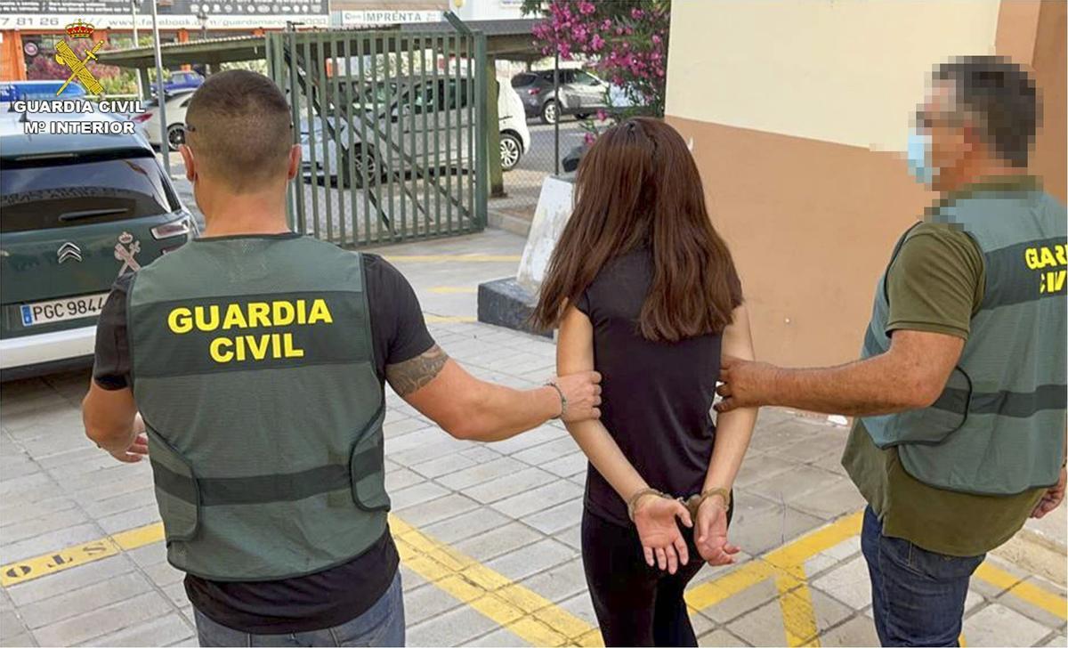 La mujer de origen albanesa y de 32 años detenida en Bigastro (Alicante) tras la muerte de su hijo de 27 meses.