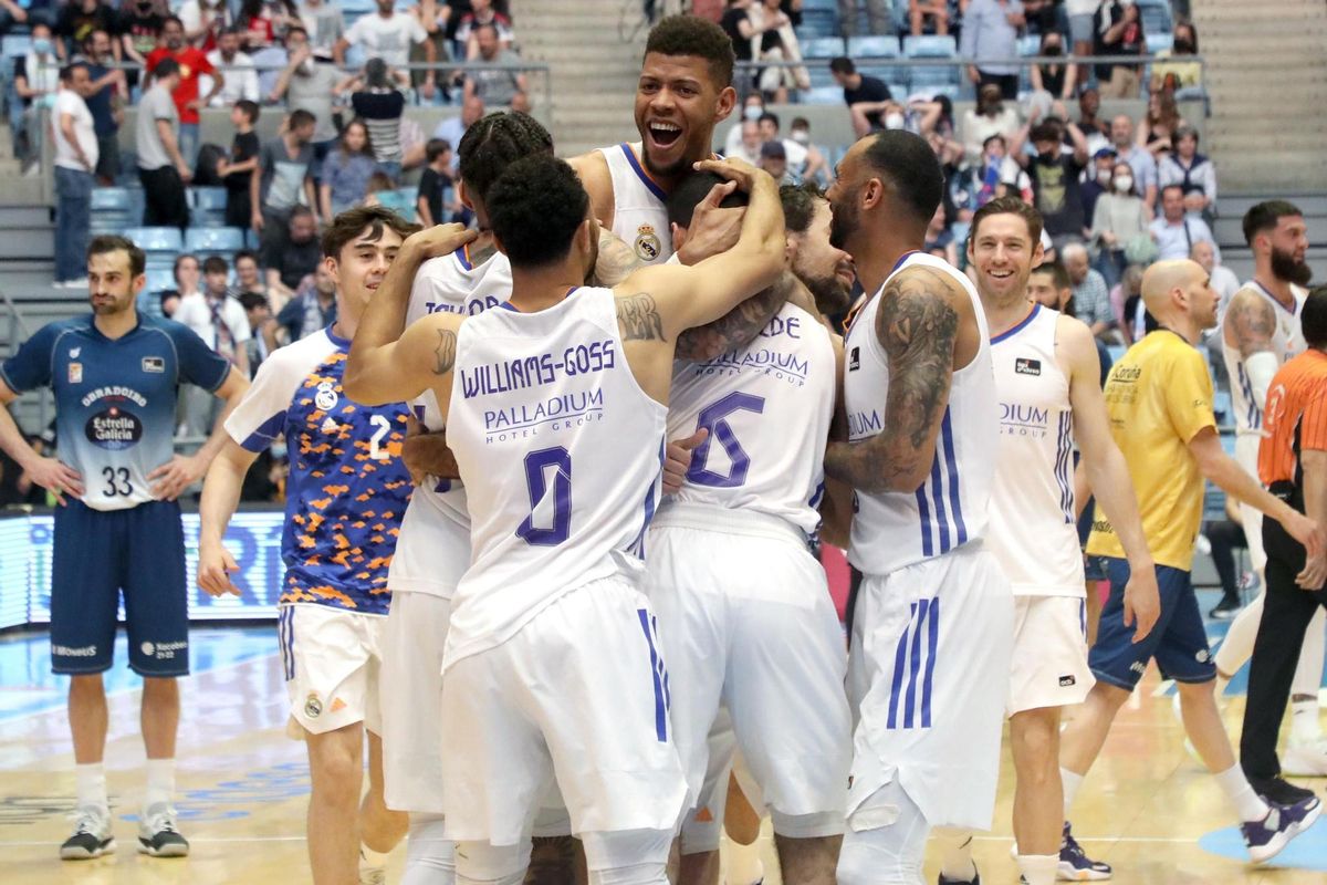 Los jugadores del Real Madrid, celebran su victoria sobre el Monbus Obradoiro, tras el partido de la Liga Endesa de la jornada 32, este domingo en el Multiusos de Sar de Santiago de Compostela.- EFE/Xoán Rey Los jugadores del Real Madrid, celebran su victoria sobre el Monbus Obradoiro, tras el partido de la Liga Endesa de la jornada 32, este domingo en el Multiusos de Sar de Santiago de Compostela.- EFE/Xoán Rey