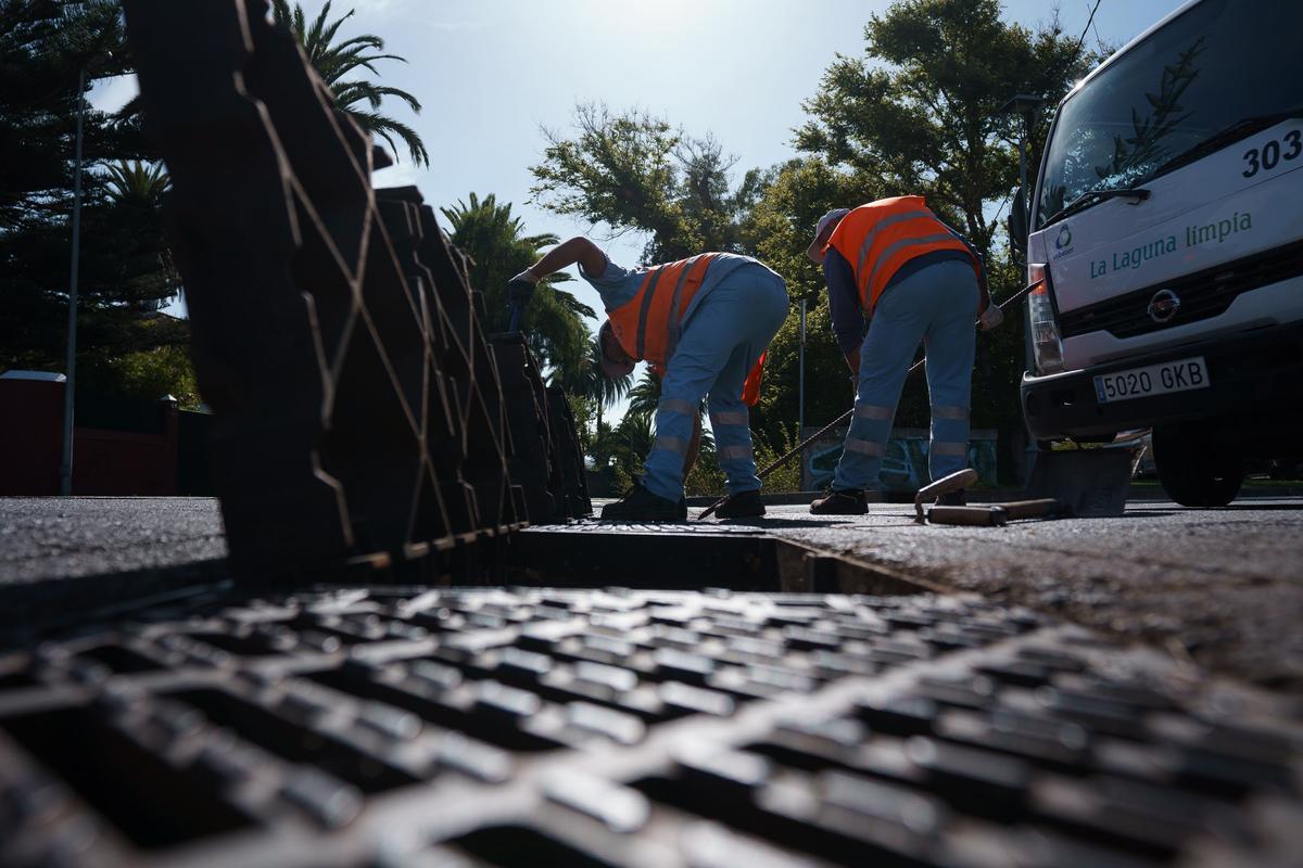 Labores de desescombro del alcantarillado en Tenerife en previsión de las fuertes lluvias.
