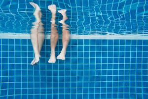 Abren las piscinas privadas: consejos del especialista para evitar accidentes, hongos...