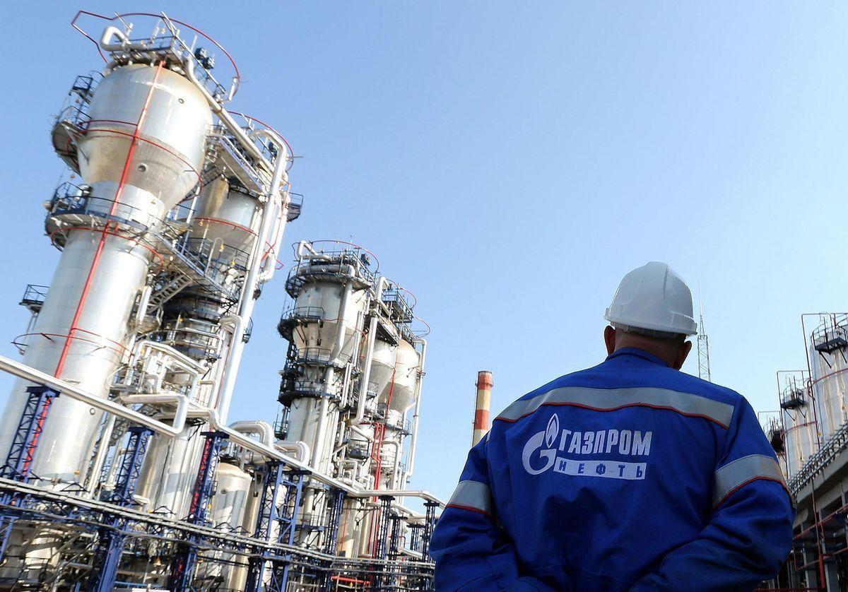 Un operario de la gasística rusa Gazprom mira la fábrica.