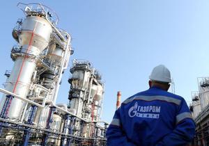 Un operario de la gasística rusa Gazprom mira la fábrica.
