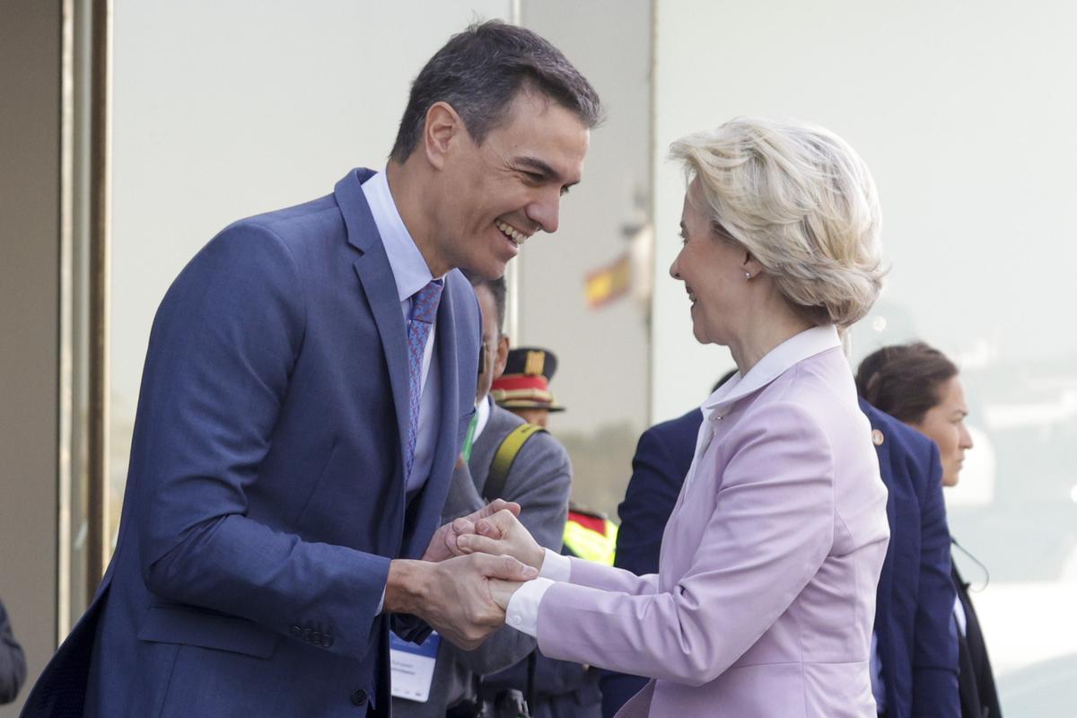 El presidente del Gobierno, Pedro Sánchez, con la presidenta de la Comisión Europea, Ursula von der Leyen, en un acto en Barcelona. 