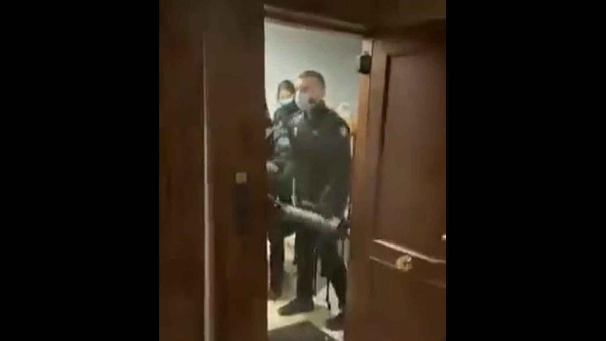 La Fiscalía ve allanamiento en la patada en la puerta, pero no acusa a los policías porque cumplían órdenes