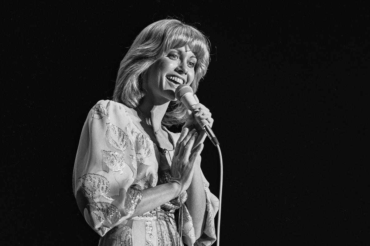 La actriz y cantante Olivia Newton-John durante una actuación en 1973.