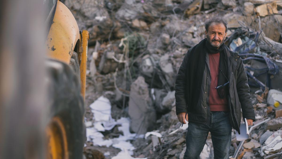 Un ingeniero del equipo que recorre la ciudad turca de Alejandreta para verificar el estado de los edificios tras el terremoto.