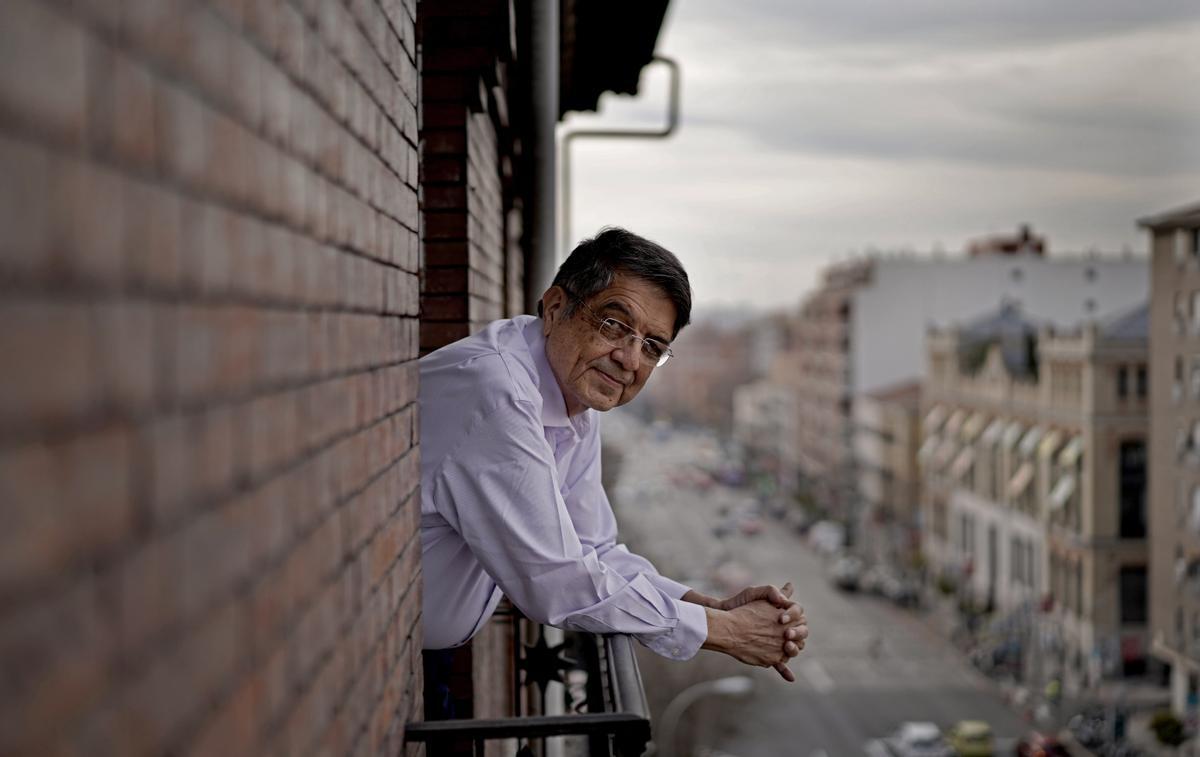 El escritor Sergio Ramírez en su casa de Madrid.