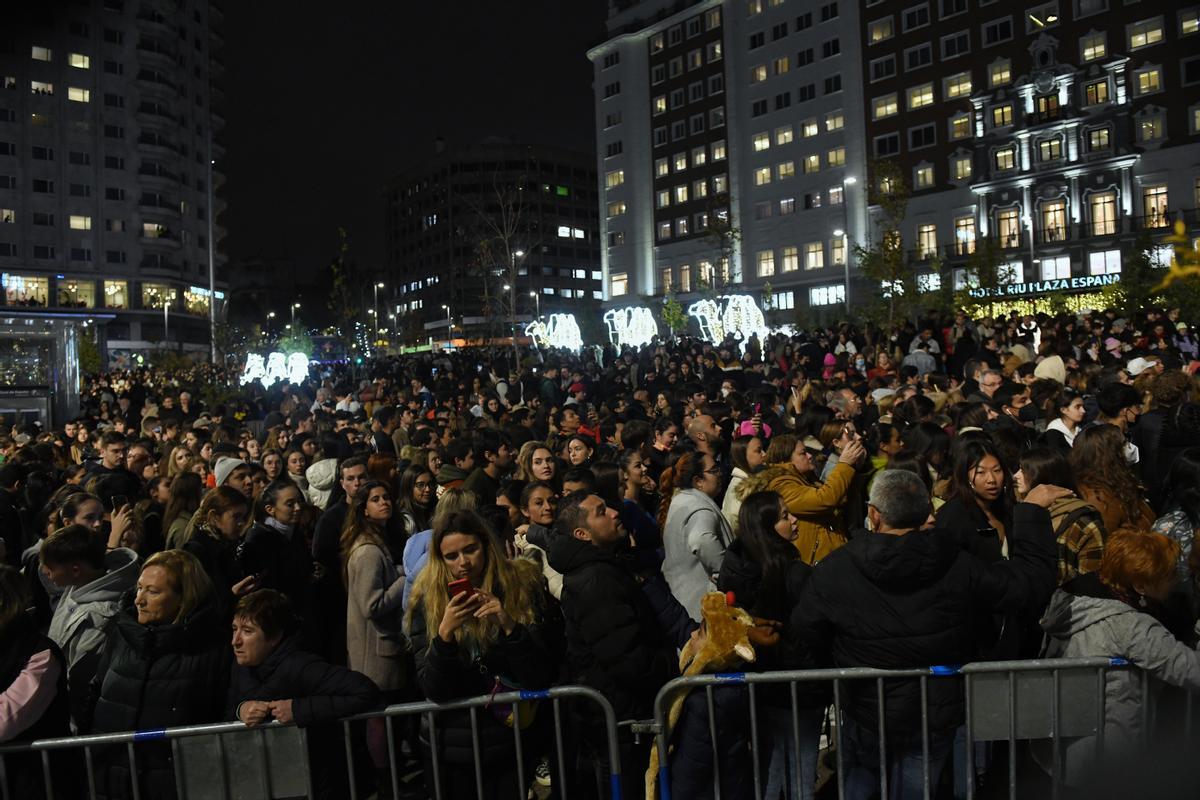 Cientos de personas en el acto de encendido del alumbrado de Navidad en la Plaza de España.