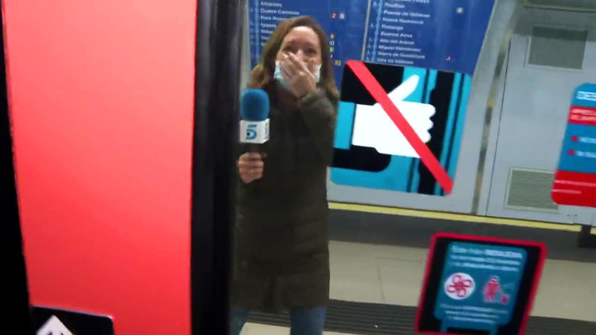 El momentazo en el que una reportera de Telecinco 'pierde' a su cámara Metro de Madrid El Periódico de España