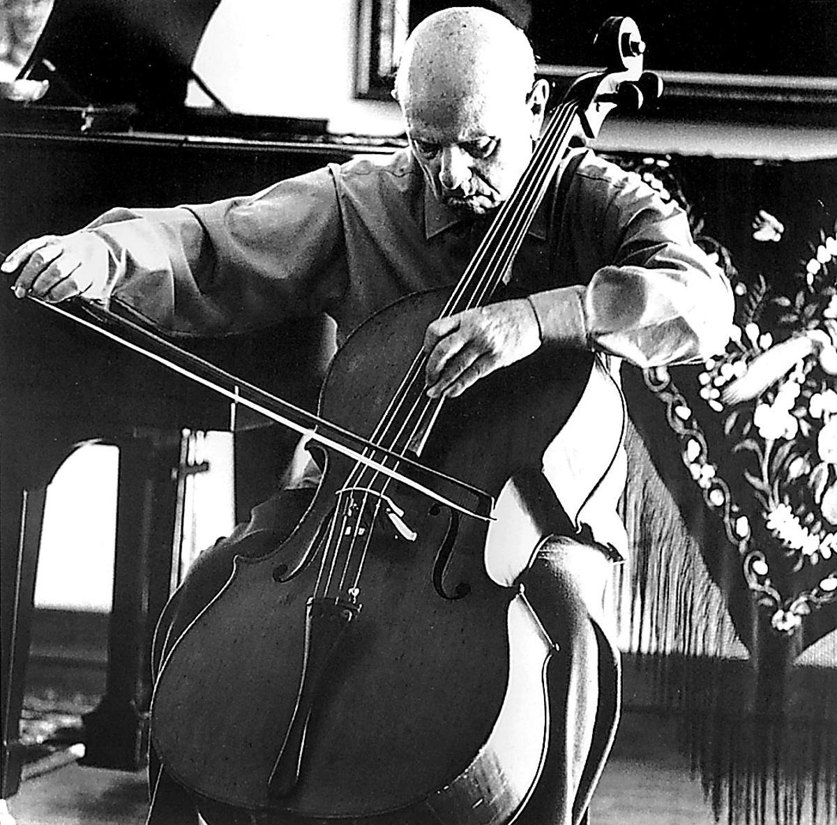 Pau Casals, tocando su inseparable violonchelo Pau Casals, tocando su inseparable violonchelo